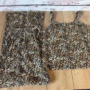 Super cute leopard print pajamas size M